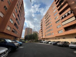 Uno de los parkings reasfaltados de Terramelar