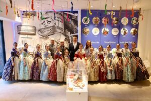 Paula Nieto, Fallera Mayor Infantil de Valencia 2023 y su Corte de Honor acompañadas por (de izq a der) Paco Romero y Jesús Sánchez de la Falla Ribera Convento-Santa Clara Telefónica; Carlos González, director de cuentas de Telefónica; y Lucía Morales, vicepresidenta de Junta Central Fallera.