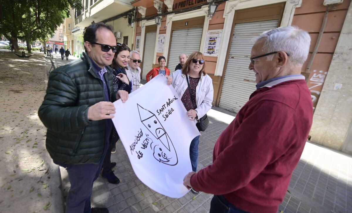 Visita de Ribó al barrio de Sant Antoni