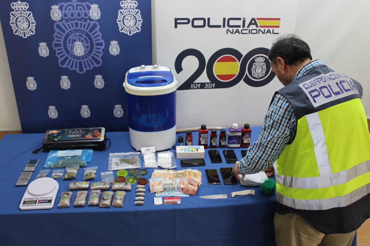 La Policía Nacional desarticula un punto de venta de droga al menudeo en Abastos Objetos aprehendidos por la Policía Nacional en el registro domiciliario