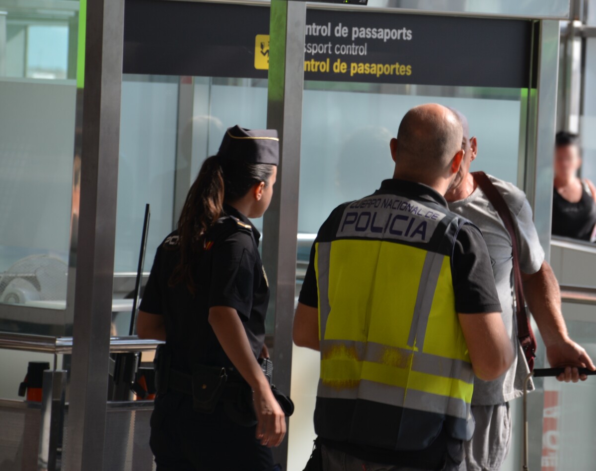Agentes de la Policía Nacional en el Aeropuerto de Manises