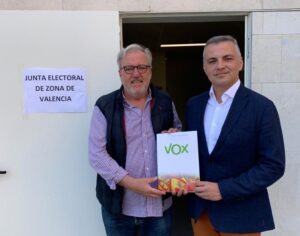 Álvaro Galán, concejal de VOX Mislata, y José Martínez Carrión, secretario provincial de VOX Valencia, en la Junta Electoral