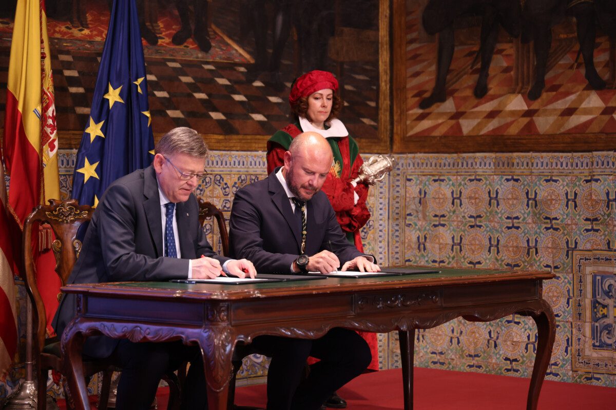 Toni Gaspar y Ximo Puig firman la cesión de la propiedad del Palau de la Generalitat al autogobierno valenciano