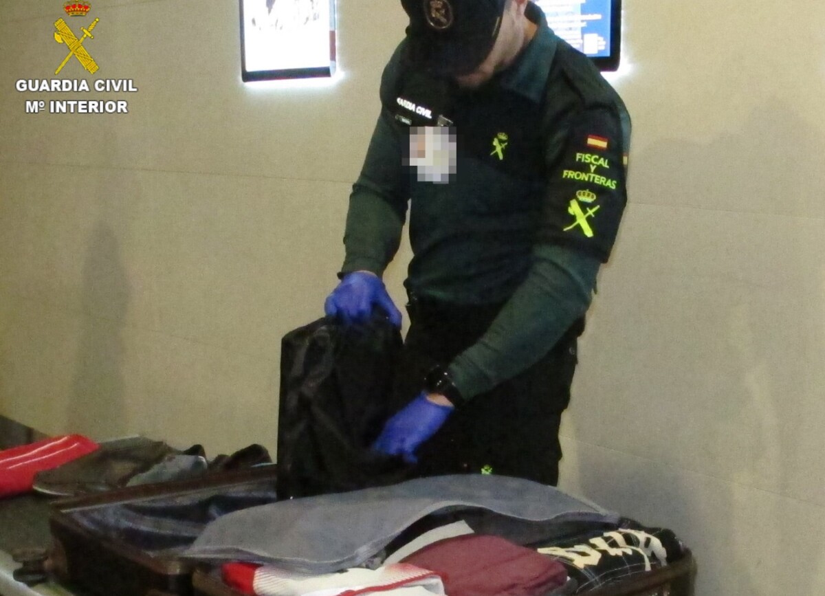 Registro de una maleta por un agente de la Guardia Civil en el Aeropuerto de Manises