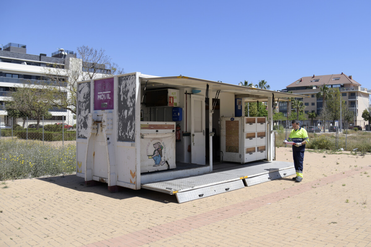 Nuevo ecoparque móvil en la plaza Reino Unido de Paiporta