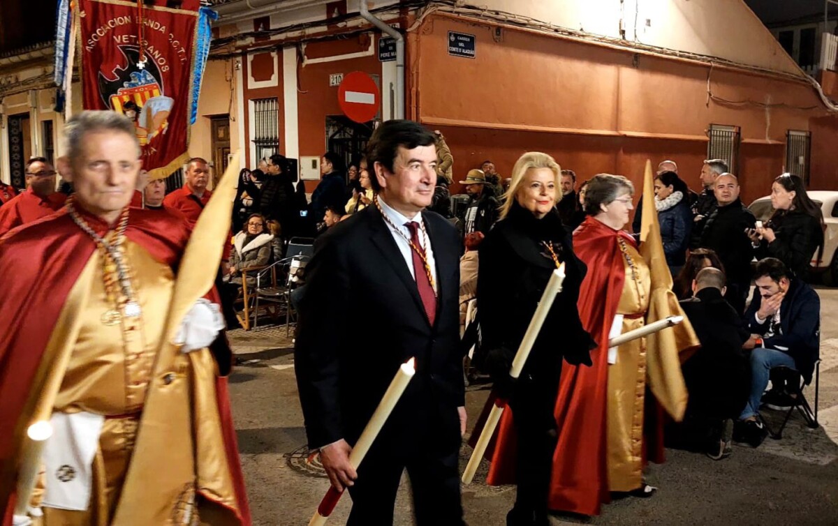 Fernando Giner y Amparo Micó, participando con la Hermandad del Descendimiento en la Procesión General del Santo Entierro