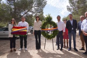 Ofrenda floral del PSOE de Paterna por el Día de la República