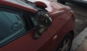 Retrovisor roto por el detenido en Albal.