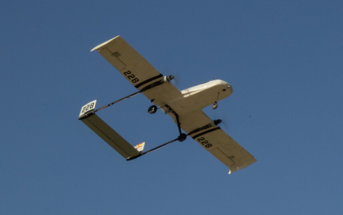 Los miembros del equipo de la UPV con la aeronave Stingray