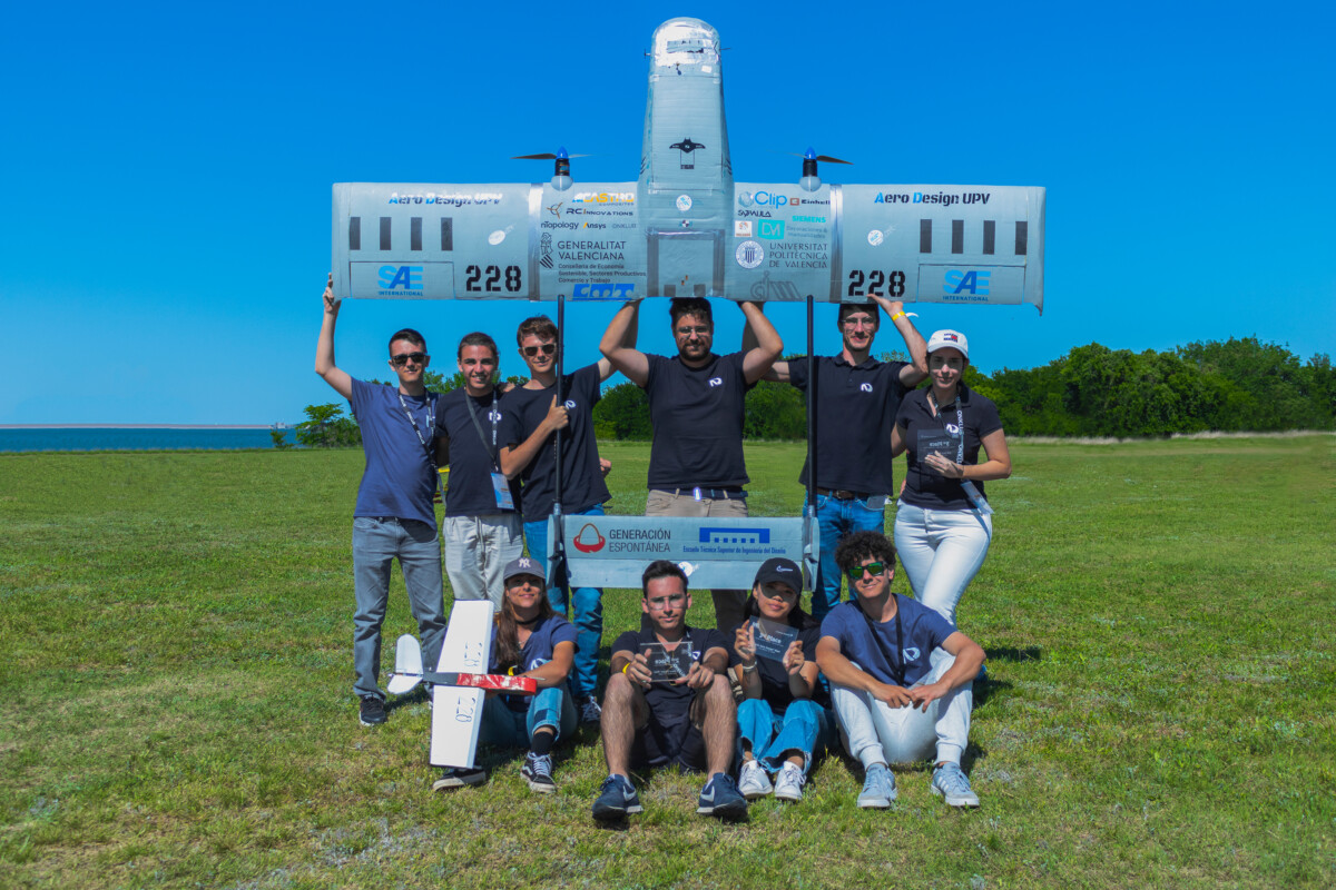Los miembros del equipo de la UPV con la aeronave Stingray