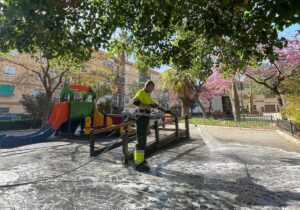 Uno de los operarios que forman parte de la campaña de limpieza intensiva de Paterna
