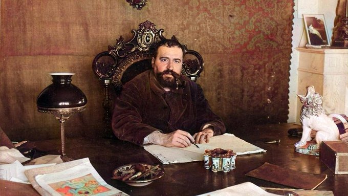 Vicente Blasco Ibáñez en su despacho