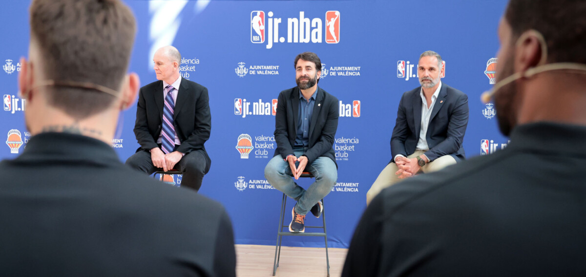 El concejal de deportes, Javier Mateo, informa en rueda de prensa sobre el Torneo de Verano de Baloncesto Juvenil Junior NBA