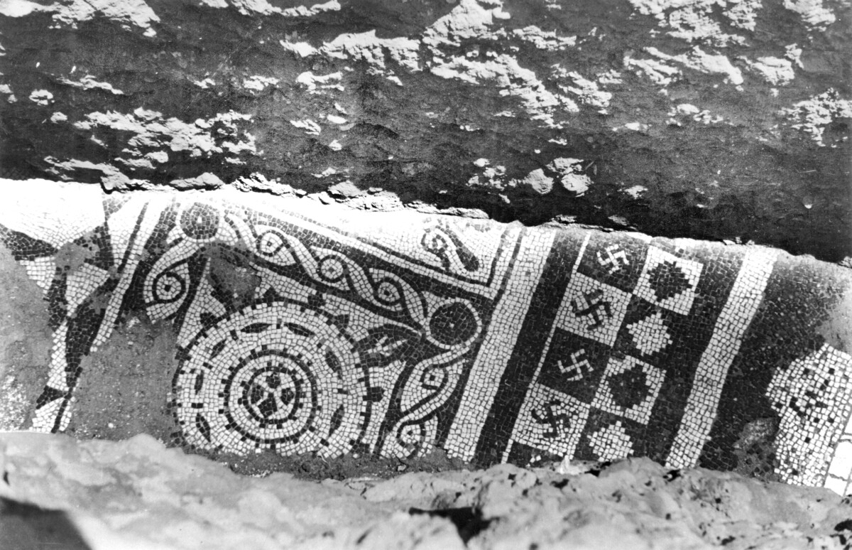 Mosaico de la Medusa descubierto en la calle del Reloj Viejo