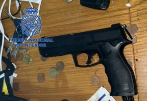 Pistola con munición intervenida a los extorsionadores