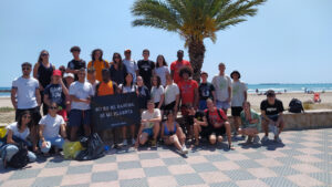 Jóvenes de l'Horta realizan una actividad de limpieza de la playa de Sagunto