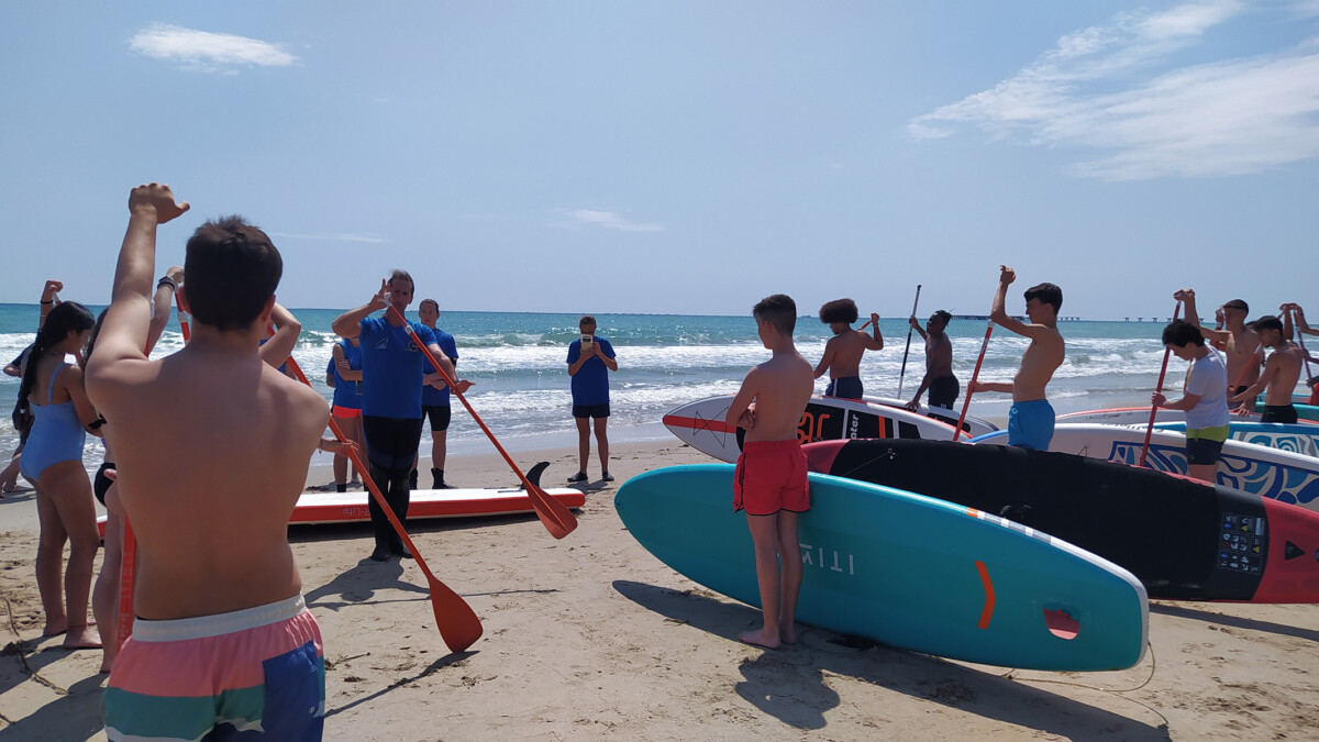 Jóvenes de l'Horta realizan una actividad de limpieza de la playa de Sagunto