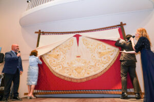 El manto, en el momento de ser descubierto en el Ateneo Mercantil