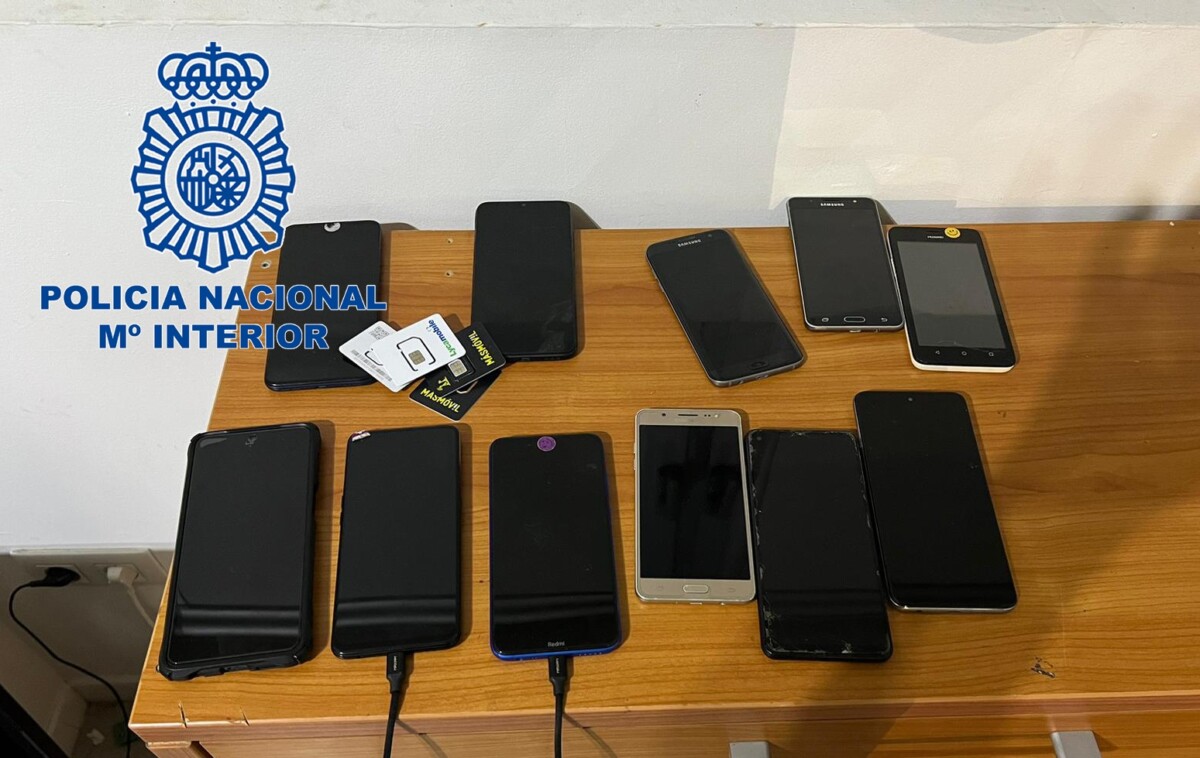 Teléfonos móviles intervenidos a los extorsionadores