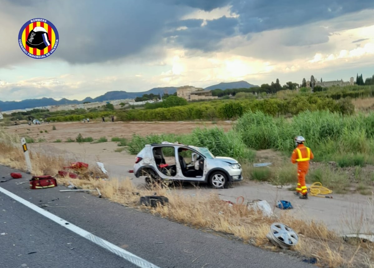 Fuerte colisión entre 2 coches en Museros