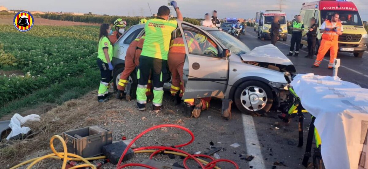 colisión frontal de dos vehículos en la CV-304 entre Vinalesa y Meliana