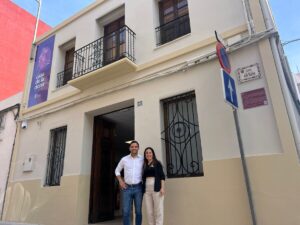 El Alcalde Juan Antonio Sagredo y la concejala de Políticas de Igualdad, Isabel Segura, en la Casa de la Dona de Paterna