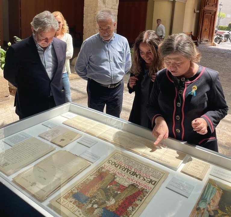 Gloria Tello ha visitado la exposición en el Palau de Cervelló sobre la coronación de la Virgen de los Desamparados