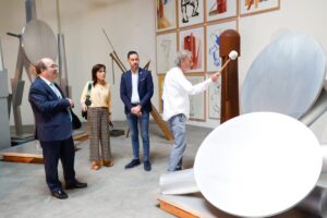Iceta visita Mislata para conocer el trabajo de Miquel Navarro