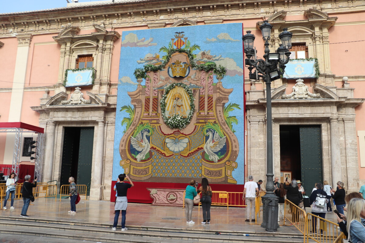 Tapiz floral del centenario de la coronación de la Virgen