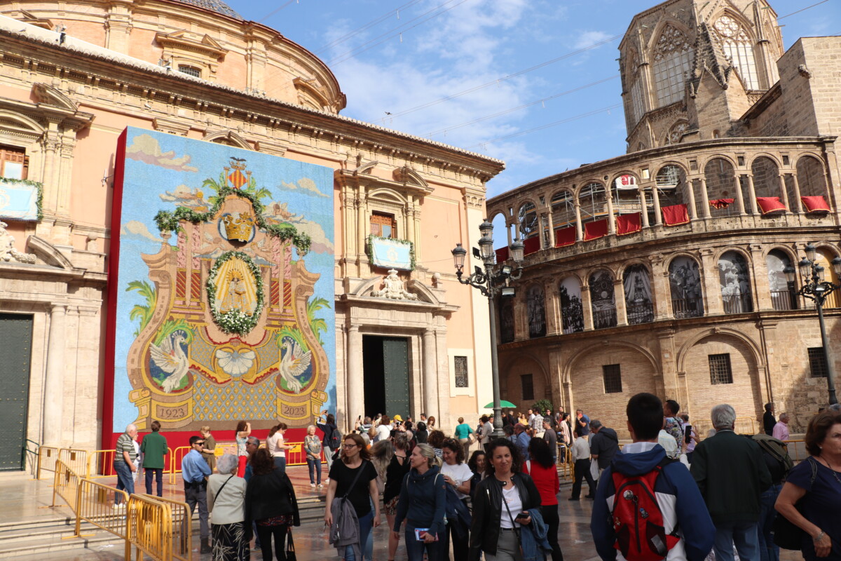 Tapiz floral del centenario de la coronación de la Virgen