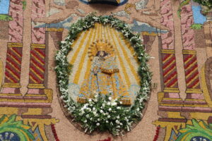 Tapiz floral del centenario de la coronación de la Virgen