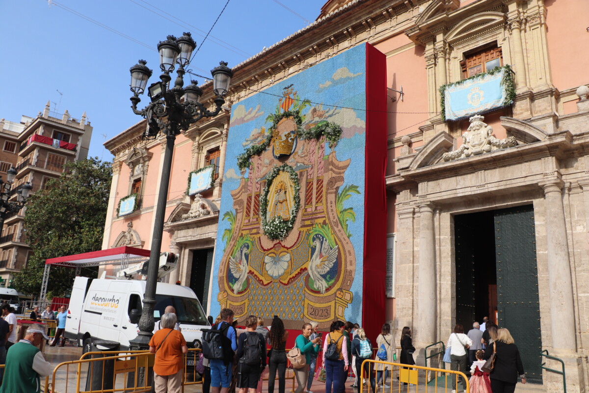 Tapiz floral del centenario de la coronación de la Virgen
