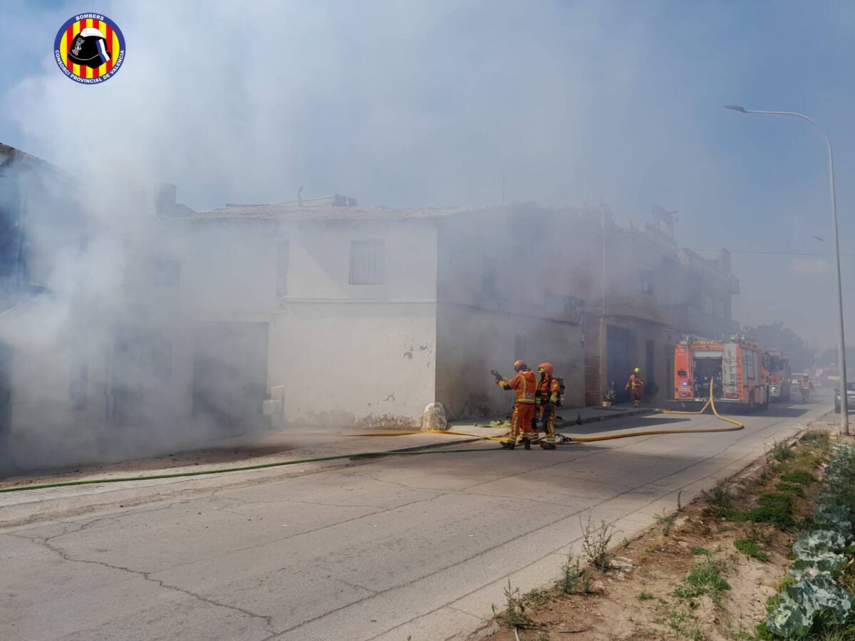 Incendi d'un cotxe en l'aparcament d'una casa a Almàssera