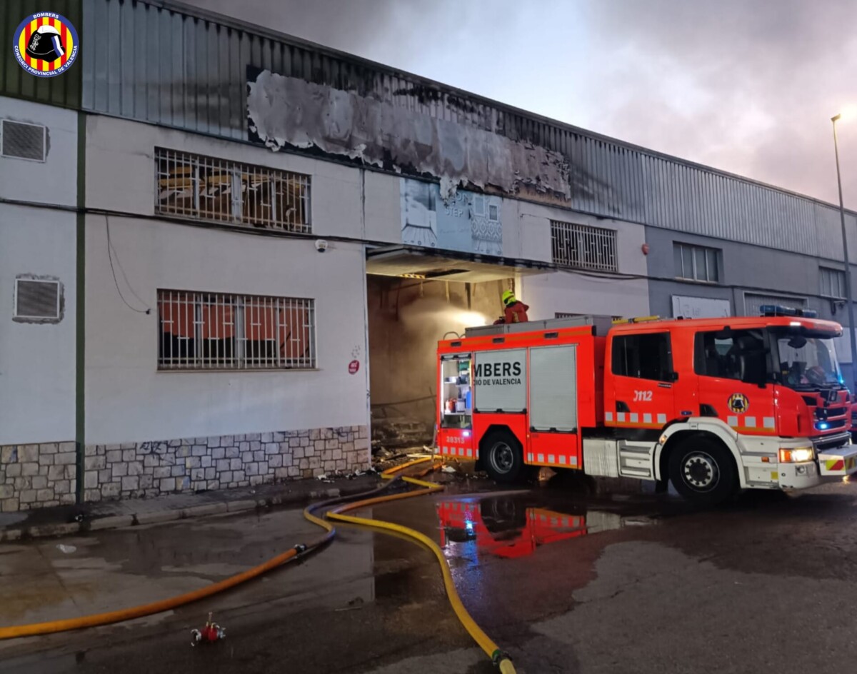 Incendio en una nave de colchones de Alaquàs