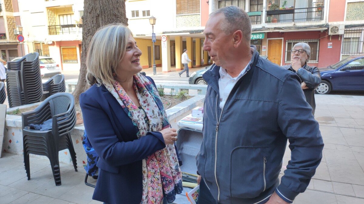 Joan Baldovi habla con Conxa Villena en Alboraya