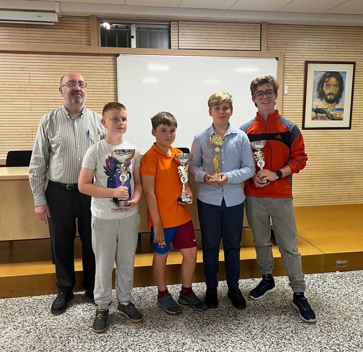 Los campeones del torneo Sub-16 junto a Antonio Roy