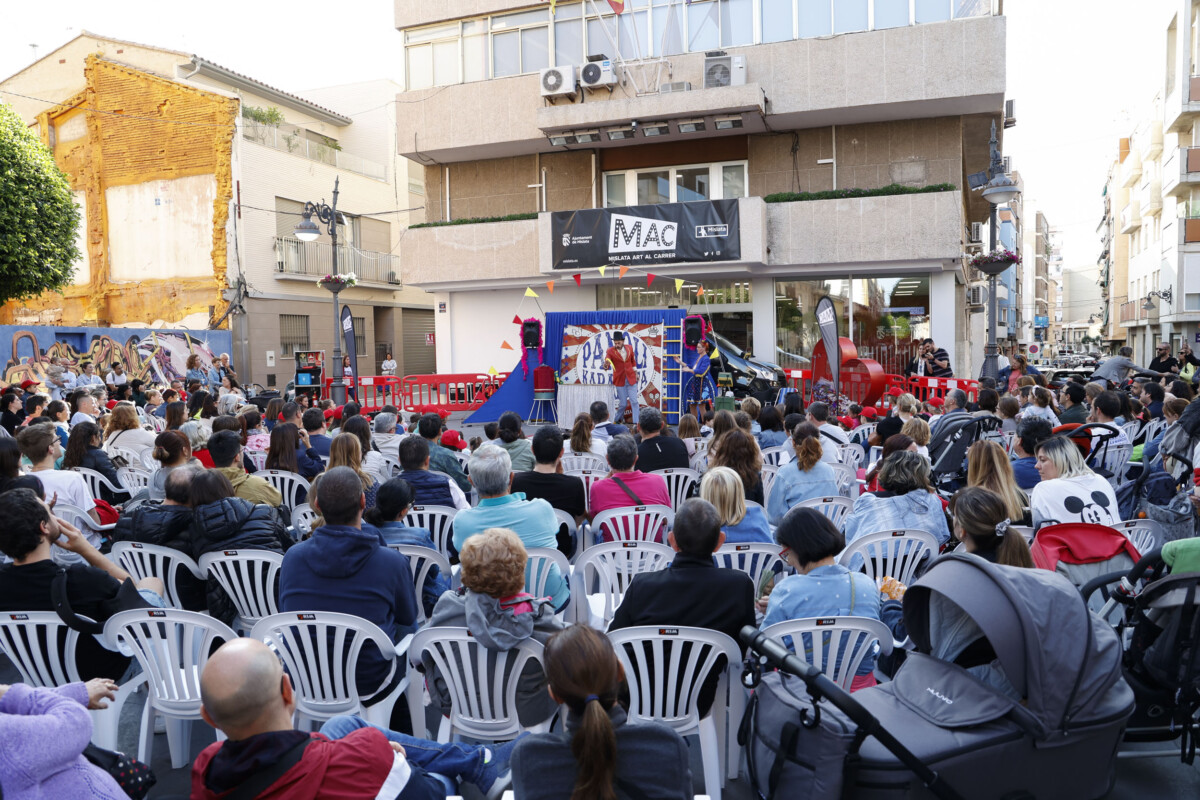 Mislata mac festival takes performing arts to the streets with huge participation Mac mislata ganso and sia