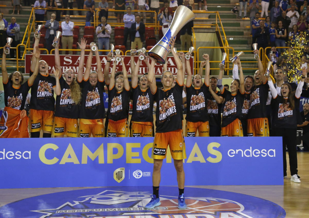 Queralt alza la copa de campeonas de Liga Endesa/MA Polo
