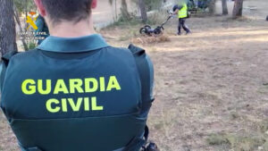 Agente de la Guardia Civil en el transcurso de uno de los registros practicados