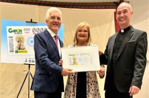 José Manuel Pichel, delegado de la ONCE en la Comunidad Valenciana; Carmen de Rosa, Presidenta del Ateneo de Valencia; y Álvaro Almenar Picallo, Vicerrector de la Basilica de la Virgen de los Desamparados