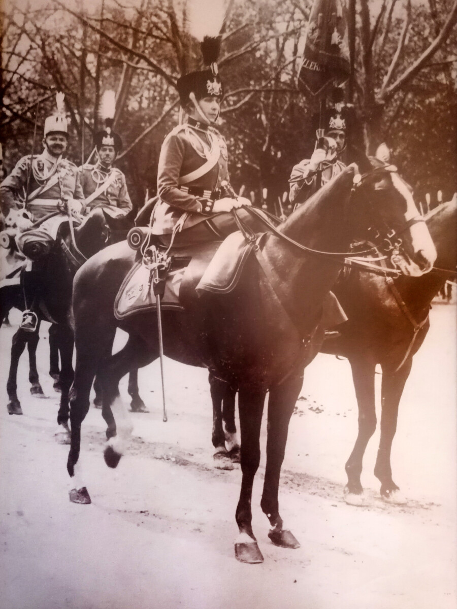 La reina Victoria Eugenia, vestida de uniforme y a caballo