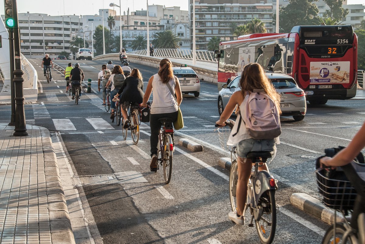 Jóvenes circulando en bicicleta por el puente de la Exposición