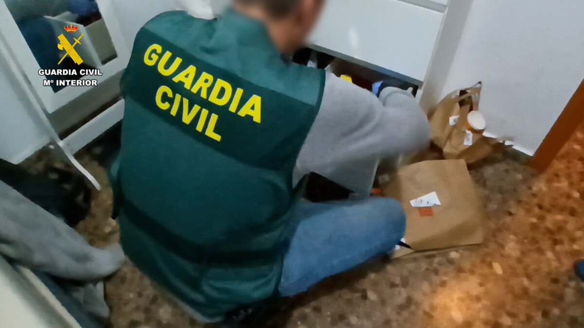 Agente de la Guardia Civil practicando un registro domiciliario