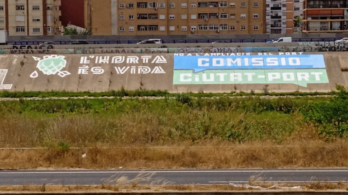 GRafiti en el nuevo cauce del Túria contra la ampliación del Puerto de València