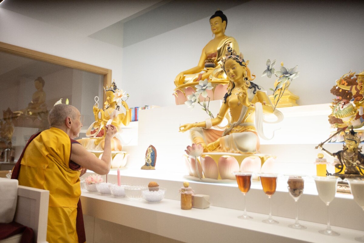Guenla Kelsang Kunsang oficiando el rito de bendición del centro