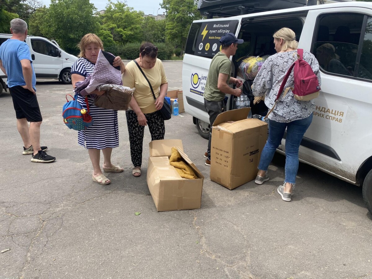 Envío de ayuda humanitaria a los evacuados por la destrucción de la presa en Jersón