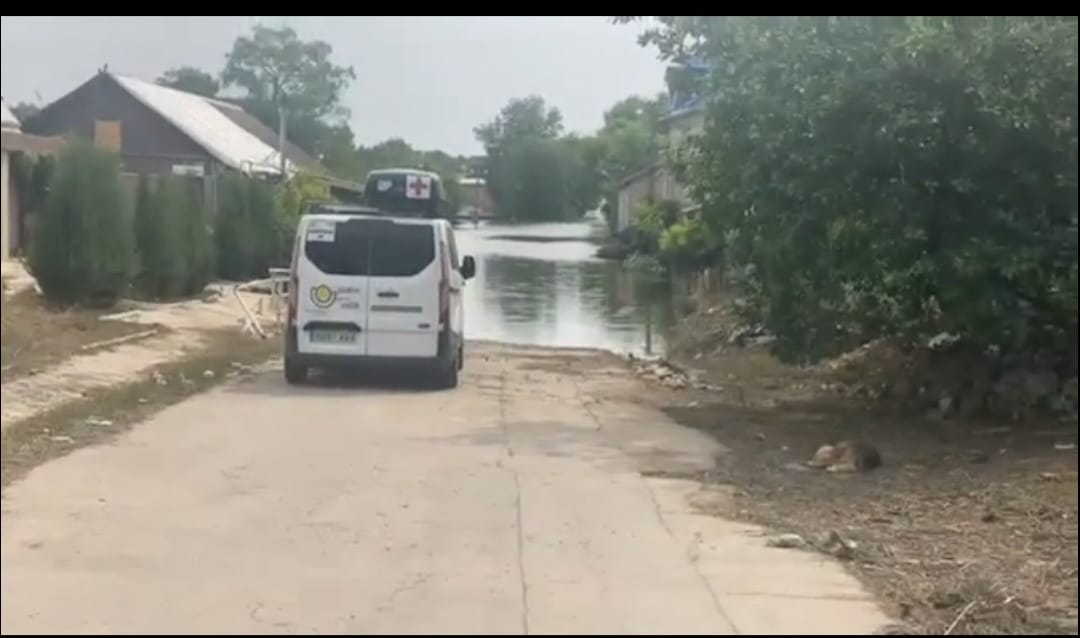 Envío de ayuda humanitaria a los evacuados por la destrucción de la presa en Jersón