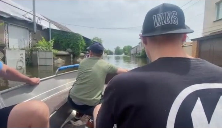 Envío de ayuda humanitaria a los evacuados por la destrucción de la presa en Jersón