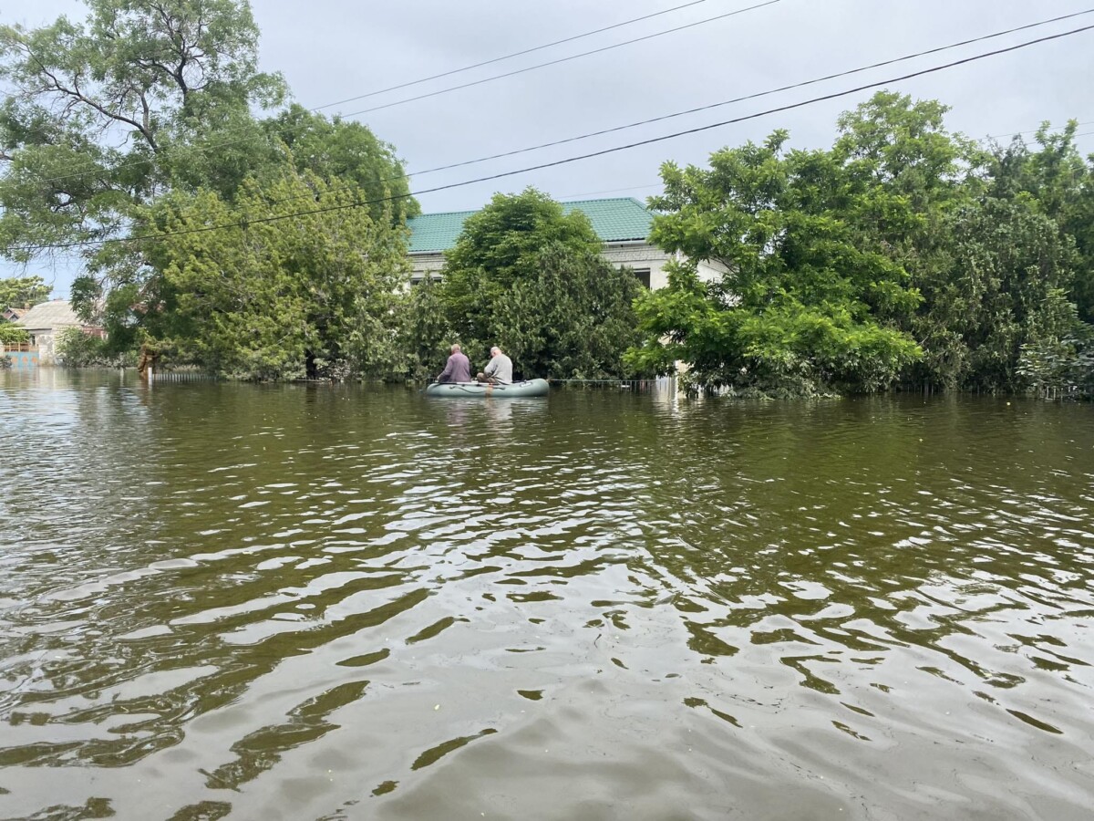 Envío de ayuda humanitaria a los evacuados por la destrucción de la presa en Jersón