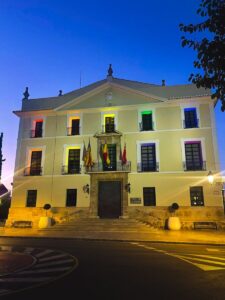 Ayuntamiento Paterna iluminado Orgullo LGTBIQ+